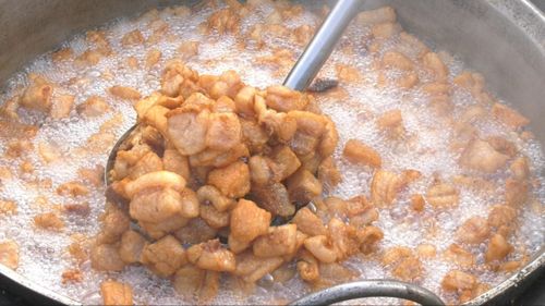 VIDEO | Jumările, de la provizie țărănească la delicatesă pe mesele de azi / Gabriela Filip (muzeograf): „Erau preparate care adunau familia în jurul mesei. Toți știau că nimic din porc nu se aruncă. Femeile din sat găseau mereu un rost pentru fiecare bucățică”