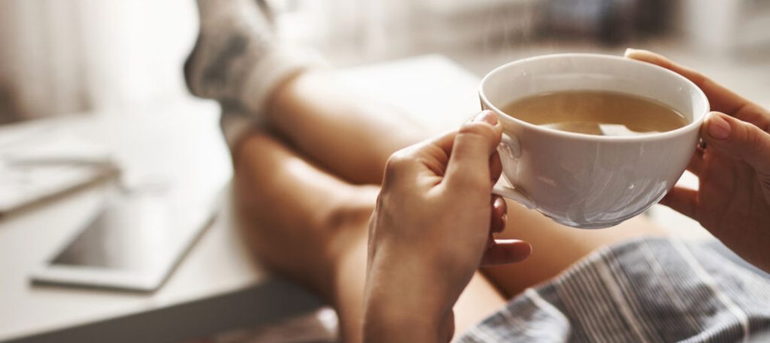 Cafeaua de dimineață lasă urme în intestin. Cercetătorii au eliminat-o timp de două săptămâni și au observat cum se schimbă microbiomul