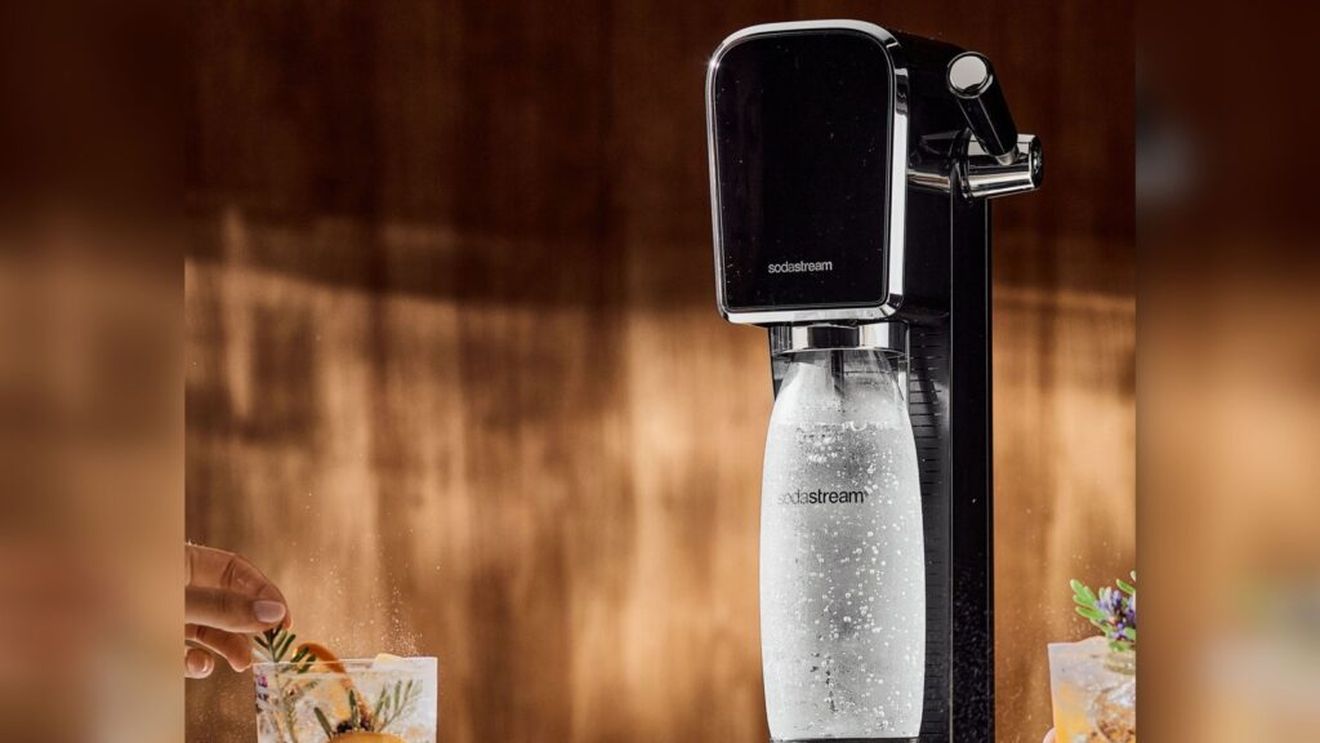 Aparatele cu care îți faci propria apă carbogazoasă acasă, precum SodaStream, devin populare. Este băutura bună pentru sănătatea ta? / Apa carbogazoasă, diferită de cea minerală îmbuteliată
