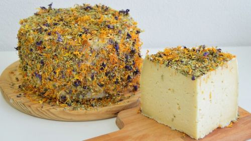 Brânza PRIMĂVARA, o brânză artizanală din Spania. Este unul dintre cele mai bune produse de acest fel din lume, costă 17 euro, conține trei tipuri de lapte și este acoperită cu petale de trandafiri