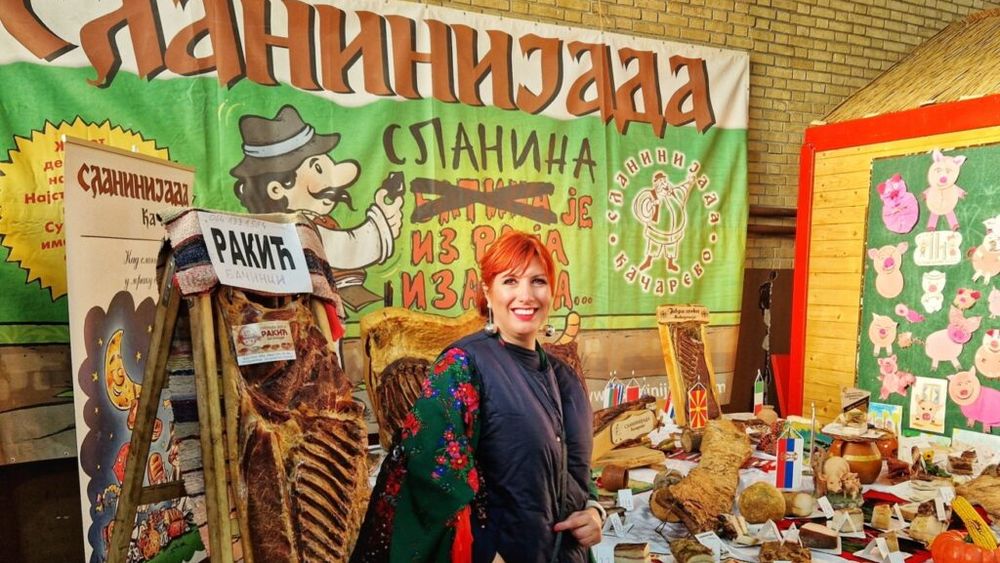 Slaninijada 2026: festivalul din Banatul sârbesc unde slănina se vinde la tonă și atrage sute de producători și mii de români
