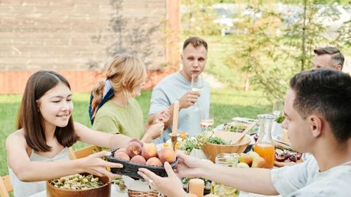 De ce este important să începi masa cu legume crude și fructe, apoi să continui cu proteine slabe și grăsimi sănătoase / Profesor în nutriție: „Nu e ca și cum renunți la alimente, doar schimbi ordinea în care le mănânci”