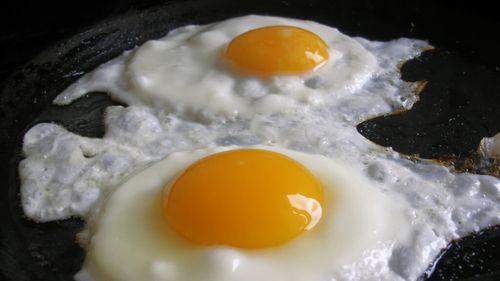 ABC în bucătărie | De ce nu este bine să spargi oul direct în mâncarea pe care o prepari/ Riscuri la care te expui