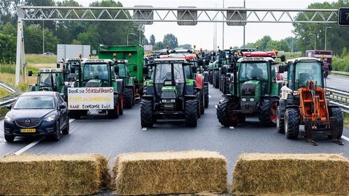 Mii de manifestanți și 70 de tractoare au ocupat centrul Atenei/ Participanții reclamă întârzierile la plata subvenţiilor pentru agricultori