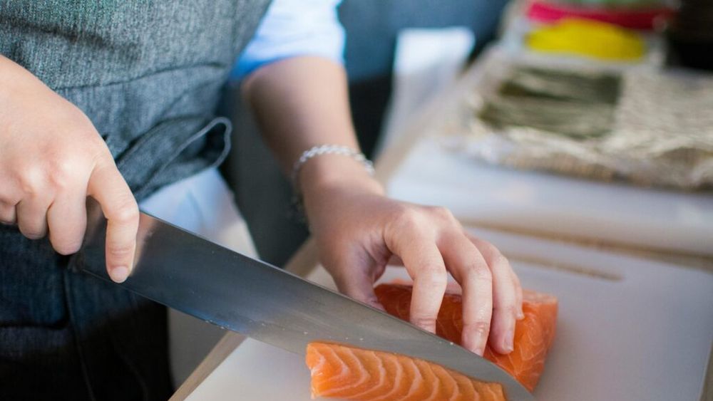 Plăcintă cu somon – O rețetă simplă și delicioasă pentru un prânz rafinat / A doua zi, e perfectă de luat „pachet” la birou