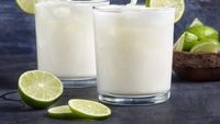 Pe lângă tradiționala bere pentru mici pune și o limonadă sau o sangria lângă grătarul de 1 Mai/ Cum faci limonadă braziliană virală sau sangria cu fructe și fără zahăr
