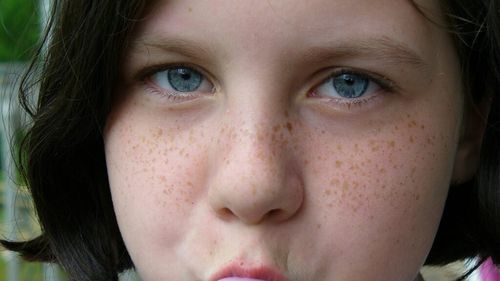 Sumele exorbitante pe care le plătesc primăriile marilor orașe să curețe guma de mestecat aruncată la întâmplare. Curățatul costă mult mai mult decât producția