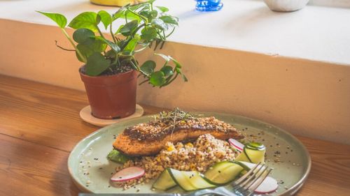 Ingredientul secret pentru a găti somonul ca la restaurant / După ce vei prepara această rețetă nu vei mai dori să îl gătești altfel