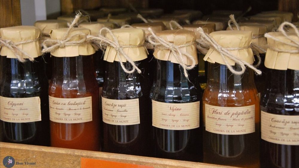 Fermier cu valoare adăugată: Ela și Sebastian au început să facă procesare de fructe la afacerea lor din agroturism, deschisă în Apuseni după ce au stat un an în Canada / Povestea brandului Cămara de la Munte