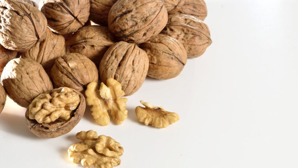 Alimentul cheie care protejează împotriva cancerului de colon / Aceste fructe uscate scad și inflamația în corp