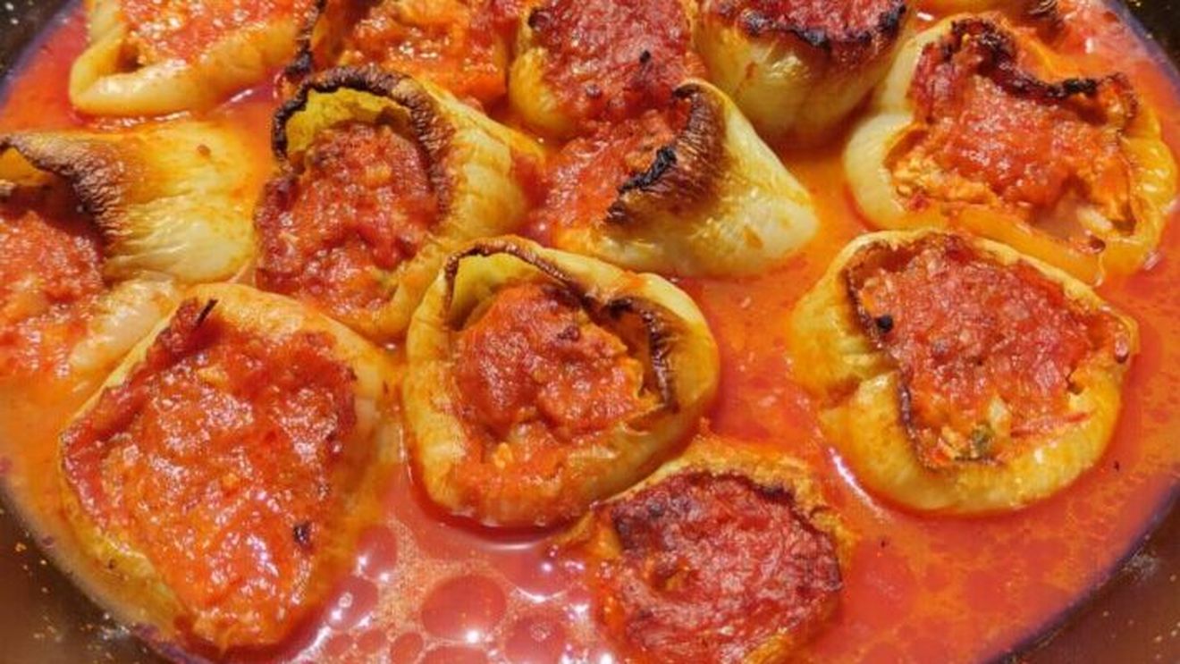 Rețetele Juanitei | Ciorbă de ardei umpluți, o zeamă caldă, numai bună în zilele cu ger/ Se drege cu multă smântână înainte de a o servi