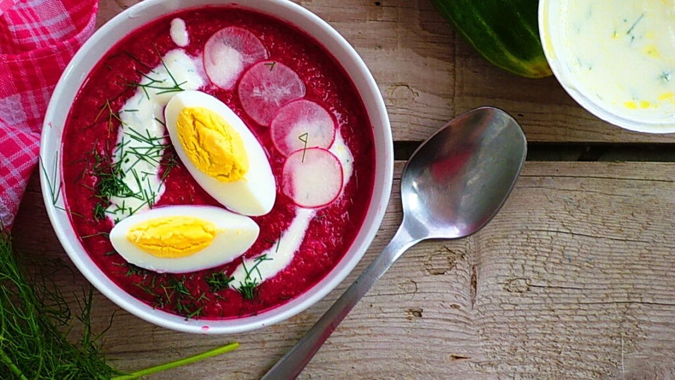 Masa dictatorilor: cu ce l-a servit Lukașenko pe Putin în recenta vizită a liderului rus în Belarus / Machanka cu clătite, cholodnik și draniki