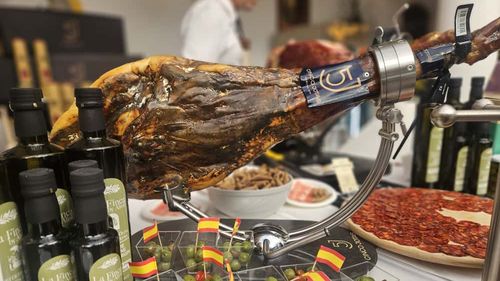 VIDEO | Piața de jamon spaniol din România | Importatori: „Există încă multe produse care sunt jamon doar cu denumirea” / „Gusturile românilor s-au schimbat față de acum 15 ani. Acum aleg nu doar jamon puțin maturat, ci și jamon iberic pata negra”