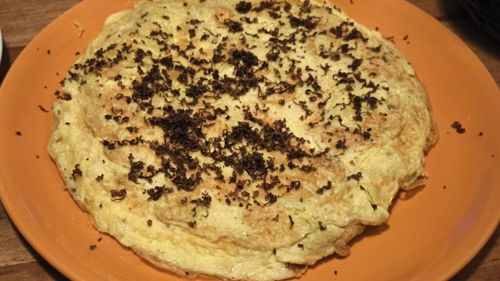 VIDEO | Rețetele Juanitei | Omletă cu trufe, preparată din ouă aromatizate/ Un preparat banal, transformat într-o farfurie de luxe