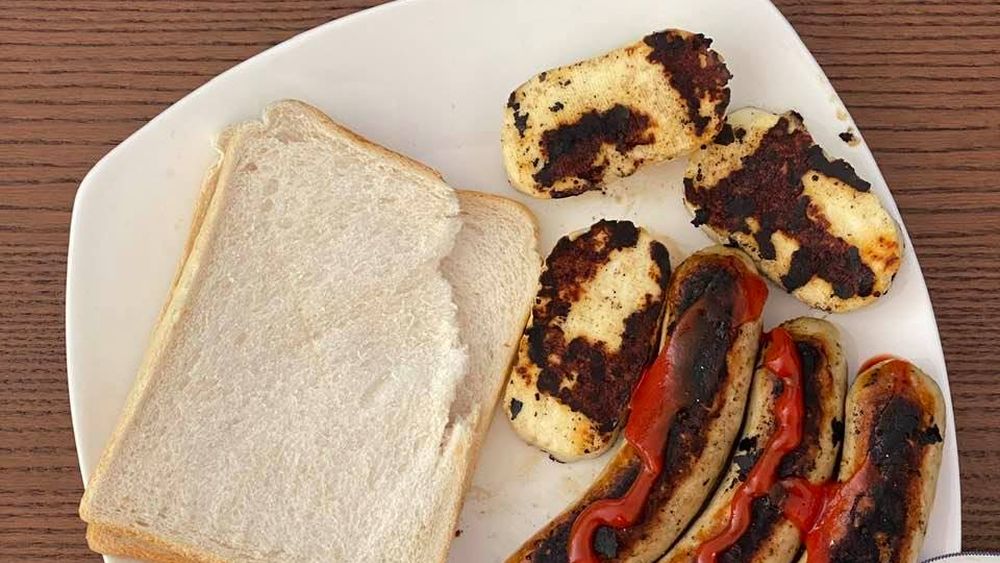 În lipsa micilor din România, un fost jurnalist stabilit în Marea Britanie a improvizat de 1 Mai un meniu cu bratwurst și brânză halloumi