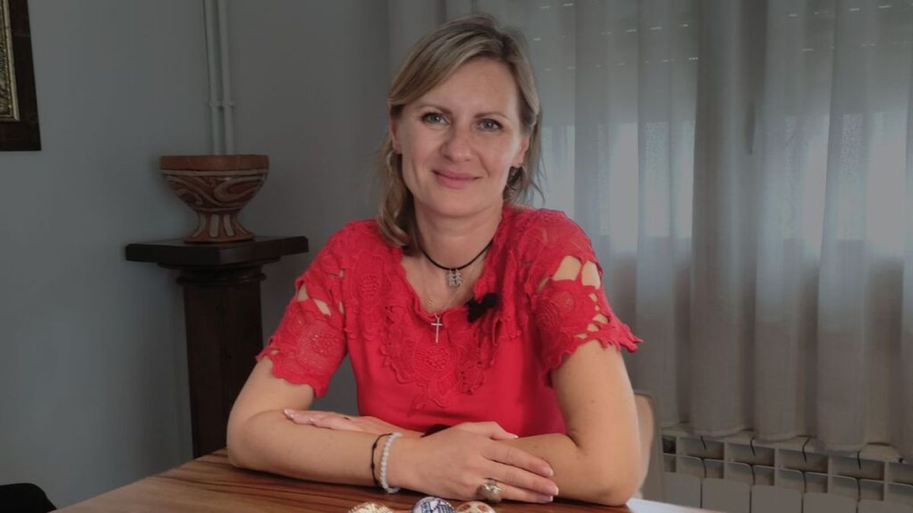 VIDEO | Când avea 20 de ani a plecat în Spania, dar în fiecare an vopsește ouă și prepară friptură de miel / Cum petrec românii de aici Paștele: „Noi în timp am adoptat și din obiceiurile spaniolilor, copiii noștri se bucură și de Mona de Pascua și de cozonac” / Ce este Mona de Pascua