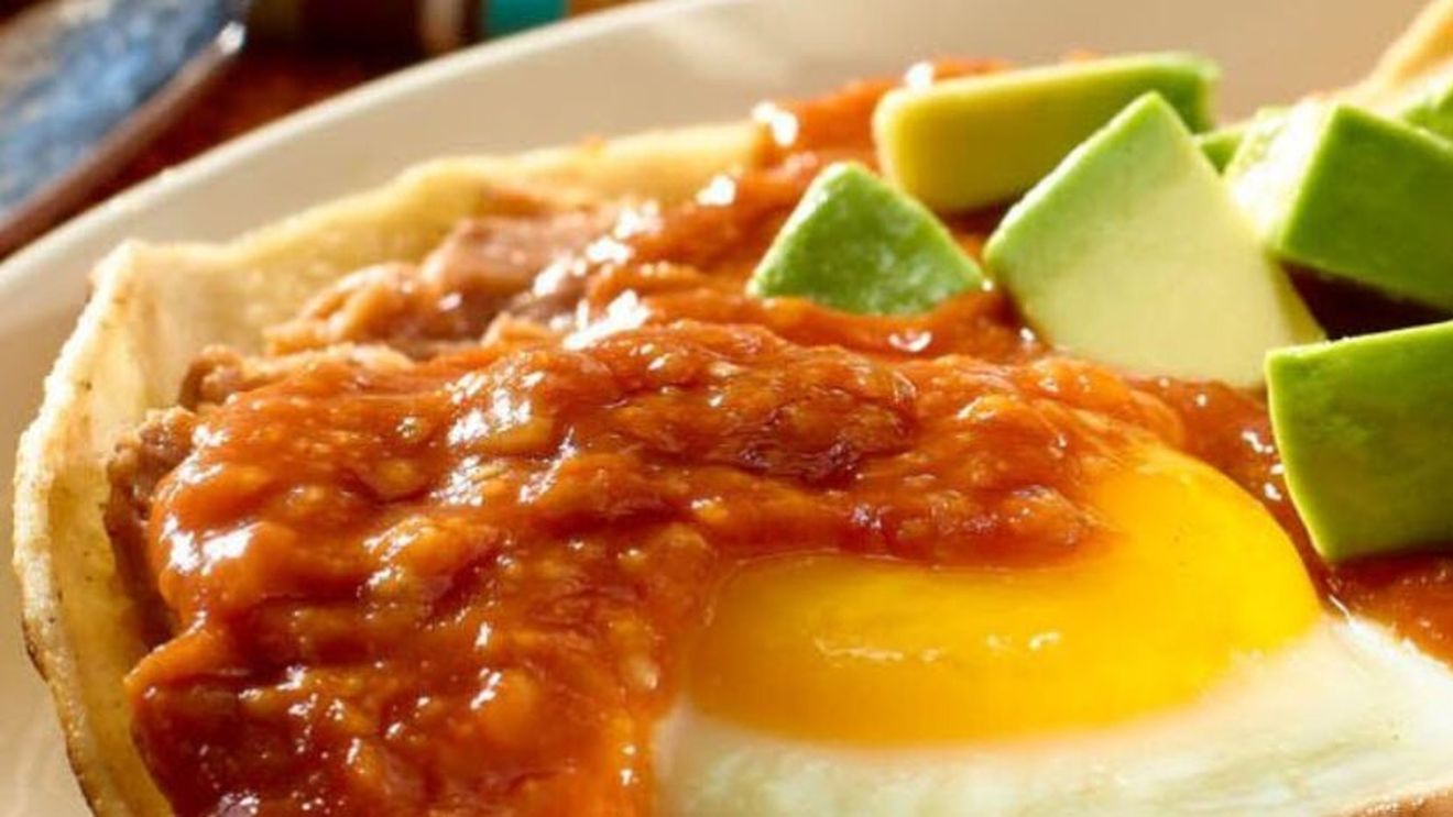 Huevos rancheros, un cuib din tortilla pentru un ou cu sos/ Mic dejun mexican pe care Clinica Mayo l-a înscris între propunerile sale sănătoase de a începe ziua