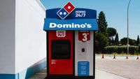 Pizza proaspăt coaptă în doar trei minute. Domino’s Pizza testează un automat disponibil non-stop
