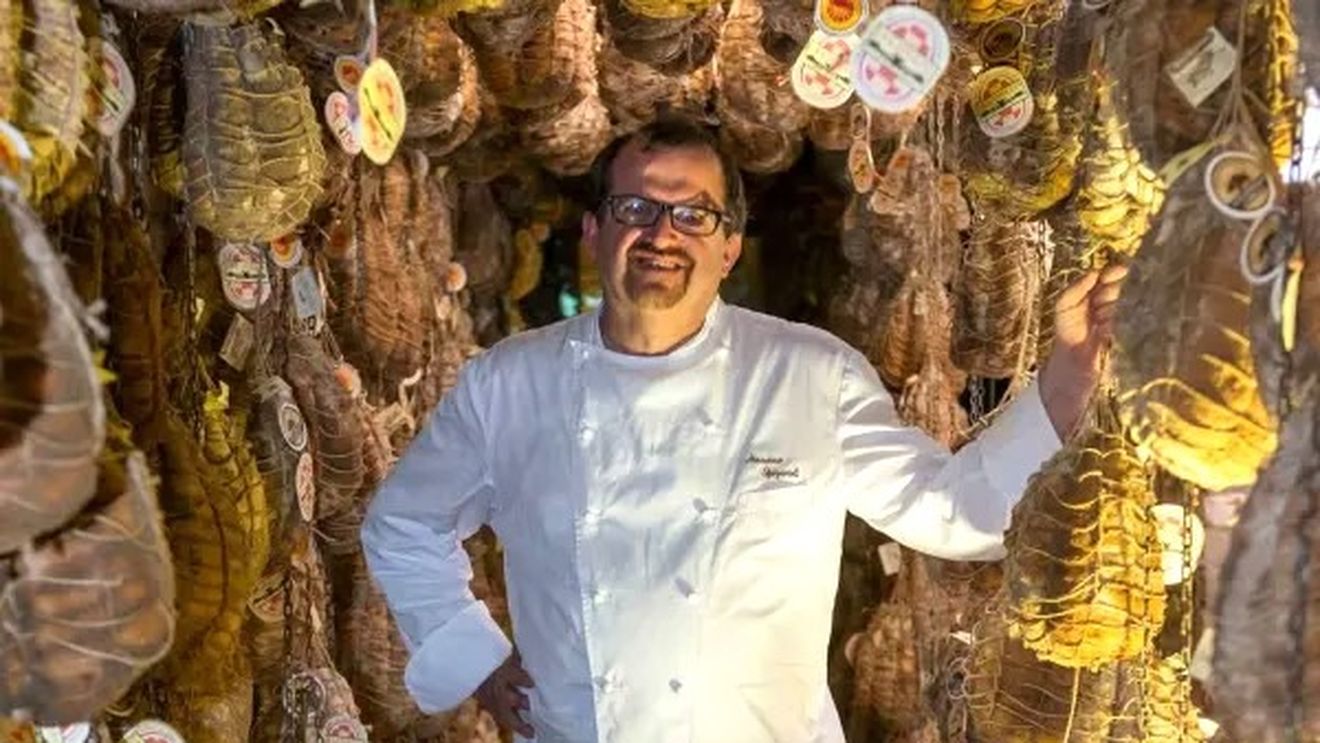 Povestea unui primar-chef de lângă Parma care dăruiește salam artizanal din producția proprie celor care curăță albia Padului și atrage turiști în Parma Food Valley, într-o zonă care în anii '60 fusese declarată defavorizată