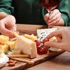 Ziua Națională a Franței | Primul muzeu al brânzei din Paris, locul care păstrează vie o meserie veche de sute de ani / Vizitatorii învață cum se face Camembert și degustă tradiția franceză