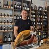 FOTO-VIDEO | Din Spania înapoi la Sibiu. Un antreprenor a deschis un magazin cu produse spaniole în centrul orașului: „România s-a schimbat. Totul a funcționat. La DSV a durat trei zile, la DSP la fel”