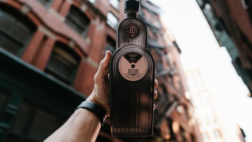 Un gin românesc lansat acum 10 luni câștigă aurul la World Gin Awards 2026 / Povestea unui antreprenor din IT care a intrat în industria băuturilor premium