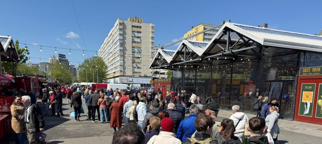 FOTO-VIDEO | Cozi uriașe la mici, de 1 Mai, în Piața Obor. Oamenii așteaptă zeci de minute pentru o porție / Un mic se vinde cu 6 lei, iar pentru extra-muștar se plătește 2 lei