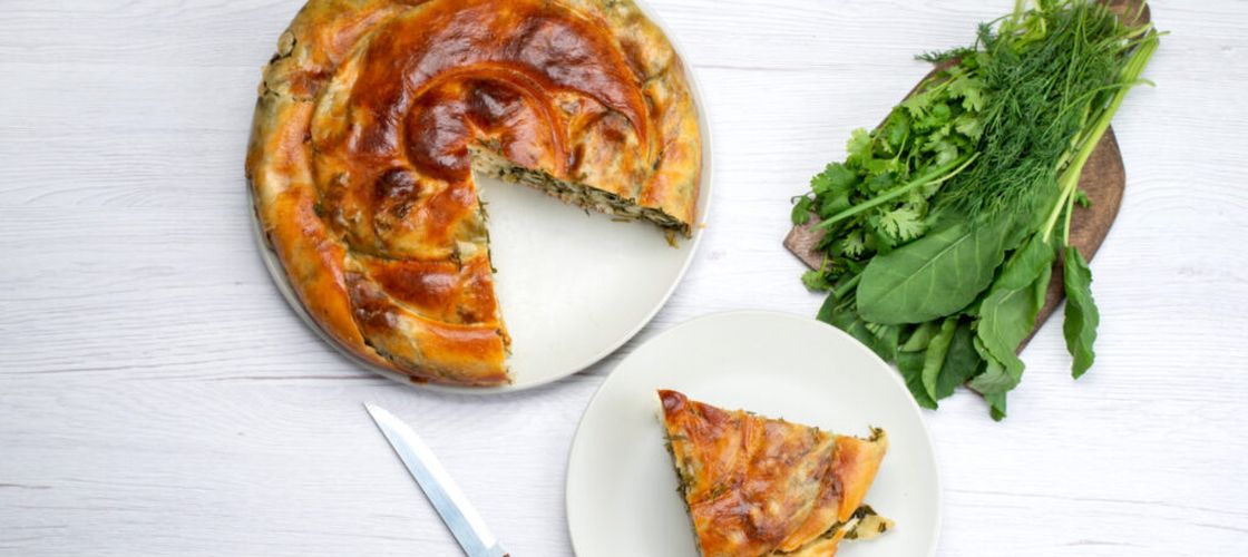 Plăcintă rapidă cu leurdă și brânză, rețeta sărată care aduce gustul primăverii în farfurie / Este perfectă pentru mesele de primăvară