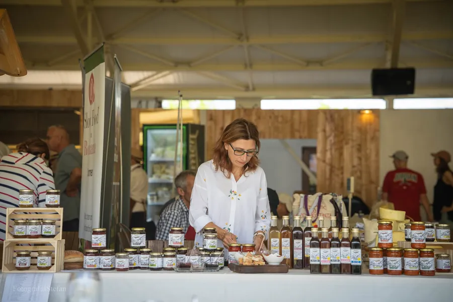 Dulcețuri Bunătăți din Pleșești, standul cu borcane și siropuri de la un târg Slow Food