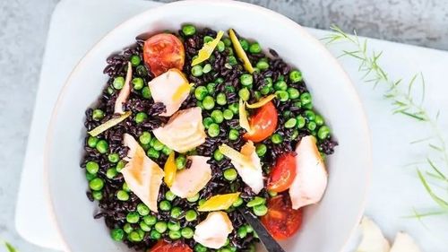 Rețete cu orez: Orez negru cu somon și mazăre în stil oriental. Ideal pentru un prânz sau cină rapide în zilele lucrătoare