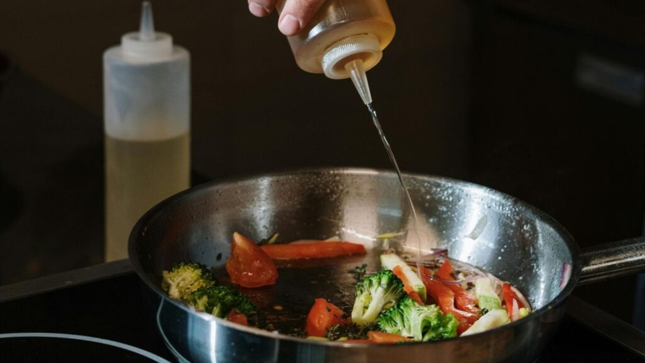 Cele mai bune uleiuri pentru dieta keto, testate de nutriționiști: De la ulei de măsline la ghee și nuci de macadamia