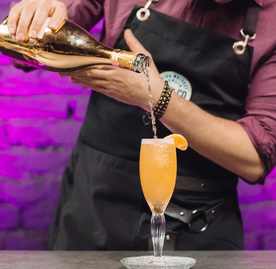 bartending - flair bartending - Valentin Luca - cocktailuri - mixologie - cultura cocktailurilor - barman profesionist - rețete cocktailuri - tehnici bartending - cocktailuri acasă