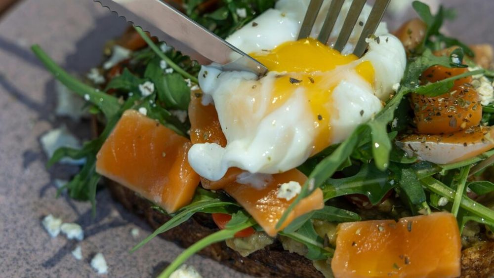 Vitamina care ar putea reduce riscul de cancer de colon cu 58%/ Cercetătorii ne sfătuiesc să mâncăm gălbenuș de ou, pește gras și lactate, pentru a ne proteja de această boală