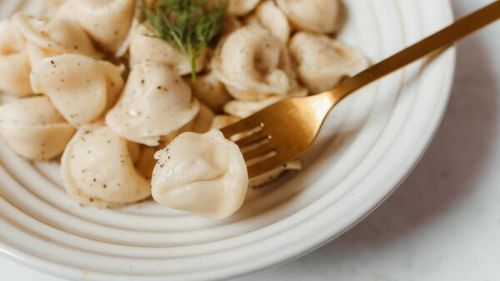 Misterul apariției pastelor tortellini: O rivalitate de sute de ani între două orașe italiene și mitul hangiului îndrăgostit de zeița Venus