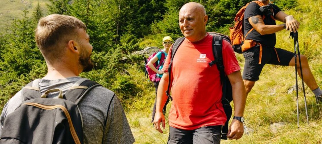 Ce să mănânci când pleci pe munte. Tot ce trebuie să bagi în rucsac în timpul drumețiilor. Radu Zaharie (ghid montan): „Hidratarea este mai importantă decât alimentele”