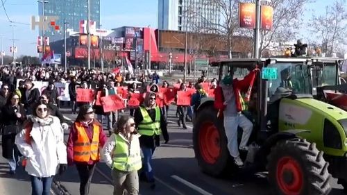 VIDEO: Protest împotriva corupției în Serbia: Studenții Facultății de Agricultură din Zemun au ieșit în stradă însoțiți de mai multe tractoare / „Au trecut 100 de zile de la tragedia de la Novi Sad și nimeni nu a fost încă tras la răspundere”