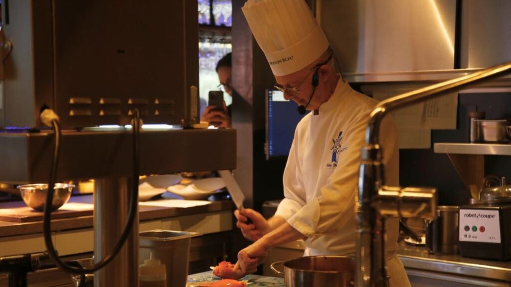 VIDEO | Live cooking class la patru mâini/ Chefii Colin Barnard (Le Cordon Bleu London) și Radu Ionescu (Kaiamo) au dat o lecție de gătit: „Un chef consacrat învață în fiecare zi”