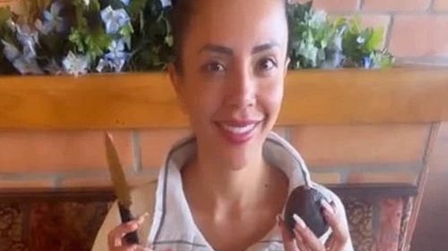 O vedetă a unui reality show TV a pus pe jar internetul, pentru că și-a adus, la restaurant, un avocado de acasă/ „Am decis că nu vreau să plătesc 6 dolari pentru o jumătate de avocado, când pot plăti cam 5 dolari pentru a obține două avocado bune”