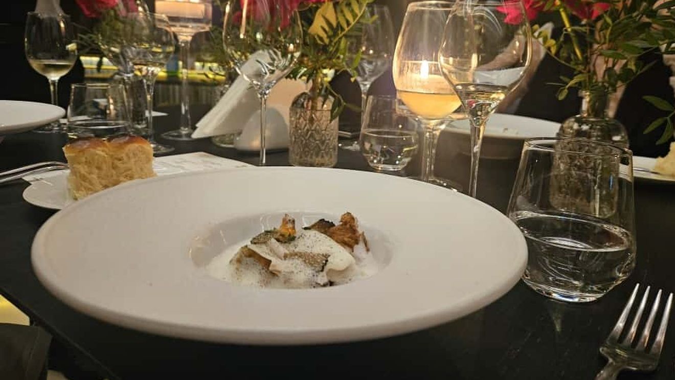 VIDEO | Ce am mâncat la o cină „four-hands” semnată de doi chefi / Unul dintre bucătari este distins cu două stele Michelin și cu steaua verde Michelin pentru sustenabilitate