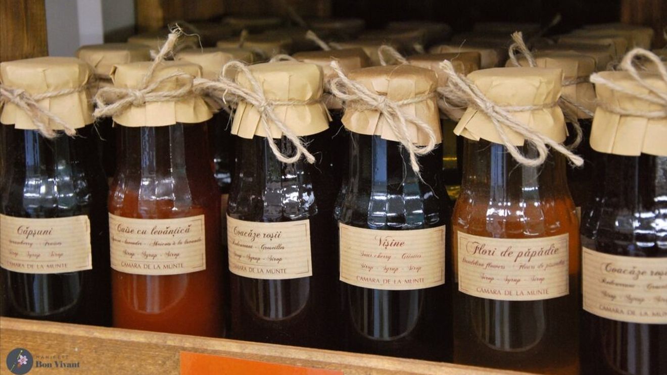 Fermier cu valoare adăugată: Ela și Sebastian au început să facă procesare de fructe la afacerea lor din agroturism, deschisă în Apuseni după ce au stat un an în Canada / Povestea brandului Cămara de la Munte