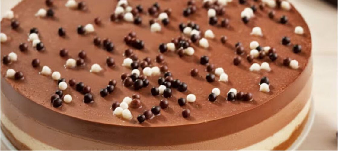 Tort „trei ciocolate” cu blat simplu de biscuiți. Desertul perfect de Sf. Maria, cu trei tipuri de ciocolată pentru o combinație perfectă de gust