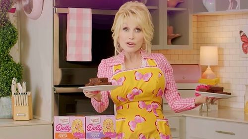 Cum a construit Dolly Parton un imperiu alimentar: de la mixuri pentru prăjituri la mâncăruri congelate și vase de gătit / Una dintre cărțile sale de bucate a fost cea mai bine vândută din SUA în 2024