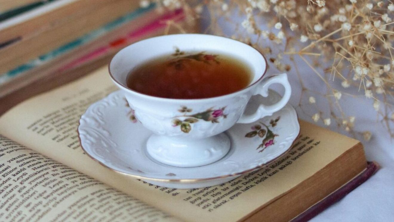 O băutură foarte populară în întreaga lume poate reduce riscul de boli de inimă / Pentru a obține beneficii maxime trebuie să bei patru cești pe zi și să mănânci fructe