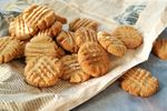Secretul biscuiților cu unt de arahide care rămân moi în interior și crocanți la exterior / Rețeta americană simplă pe care o faci în 30 de minute
