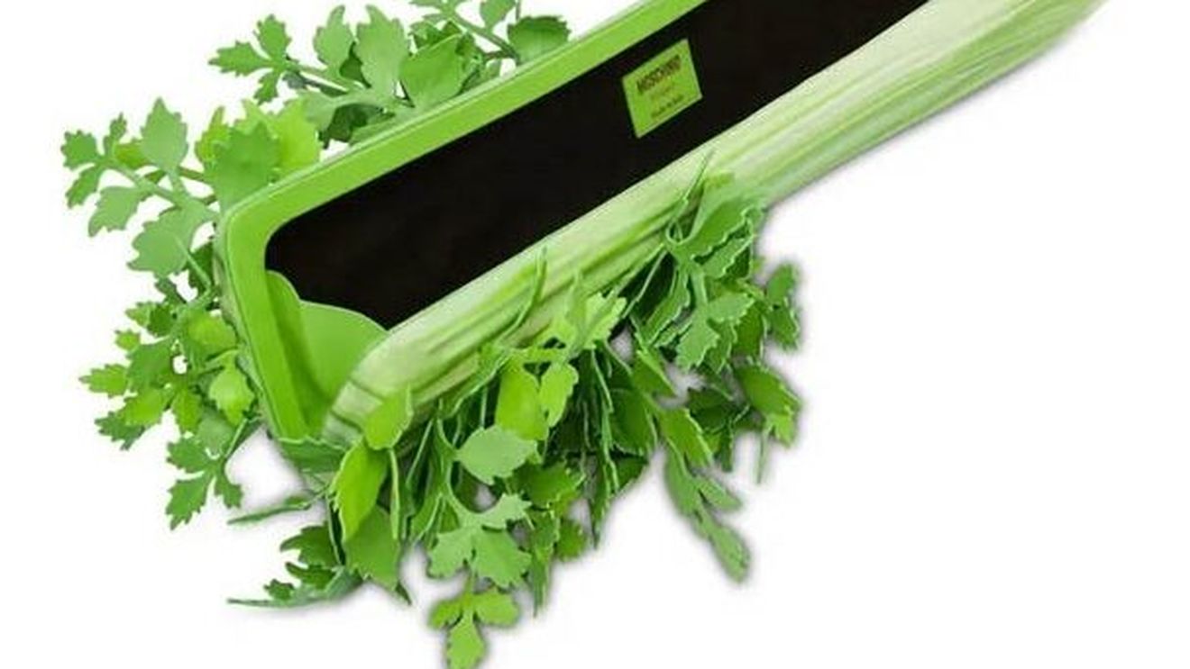 O țelină și două pâini. Nu e o listă de cumpărături, sunt trei modele de genți lansate de Moschino