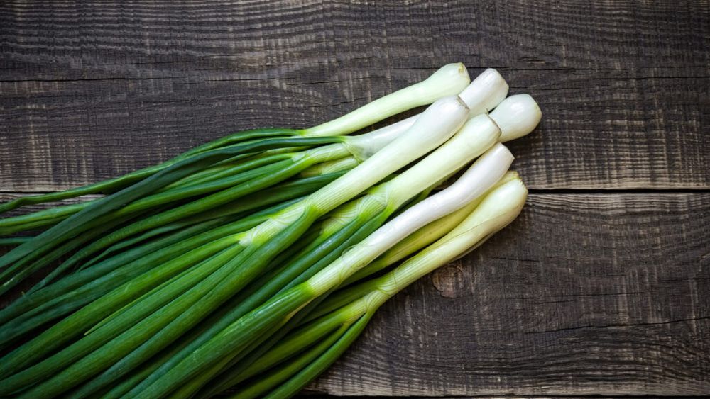 Ceapa verde, un ingredient cu două „personalități” / Ce diferențe există între partea albă și cea verde și cum le folosim corect în rețete variate pentru supe, salate, stir-fry și alte preparate aromate