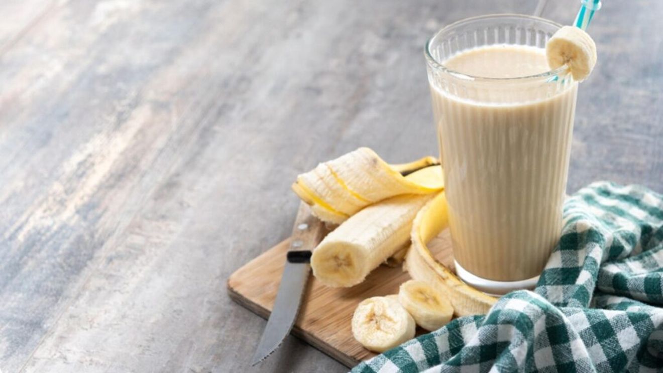 De ce să nu pui banane în smoothie / Cercetătorii spun că pot reduce considerabil absorbția unor compuși benefici