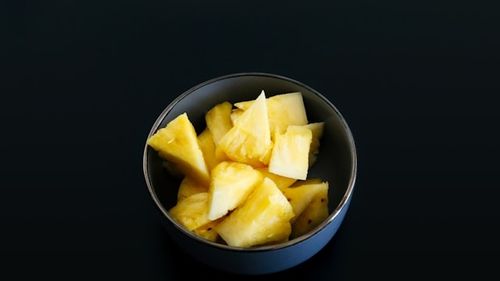 De ce te ustură limba când mănânci ananas proaspăt/ Se zice că ananasul de fapt te mănâncă pe tine