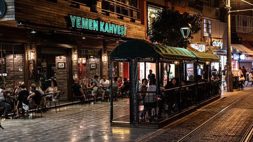 Cafenelele yemenite sunt tot mai populare în America / Sunt o alternativă pentru tinerii care vor să socializeze în timpul liber, dar care s-au săturat de clasicele baruri, unde se bea alcool / Aceste localuri sunt deschise până noaptea târziu