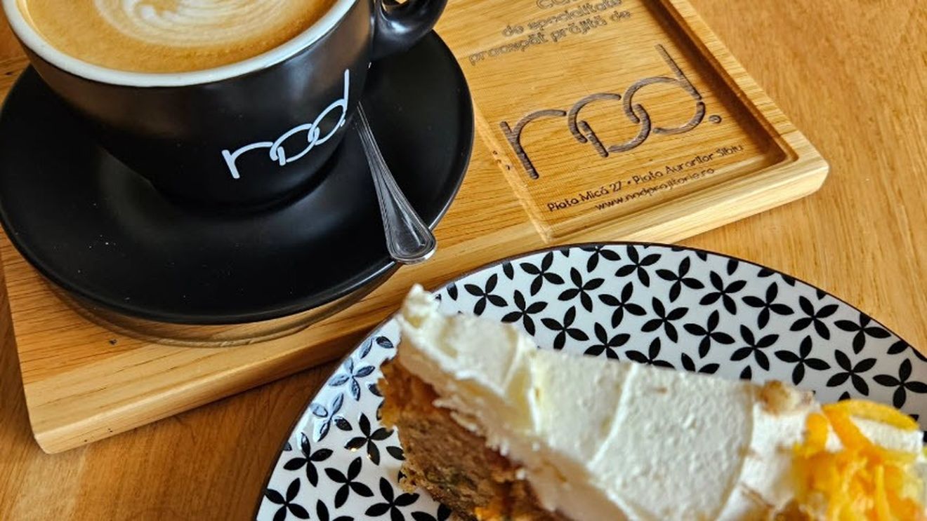 După nouă ani, cafeneaua din Piața Aurarilor din Sibiu își închide porțile/ Proprietarii speră să redeschidă într-un alt spațiu pentru a păstra sufletul comunității formate în jurul ceștilor de cafea